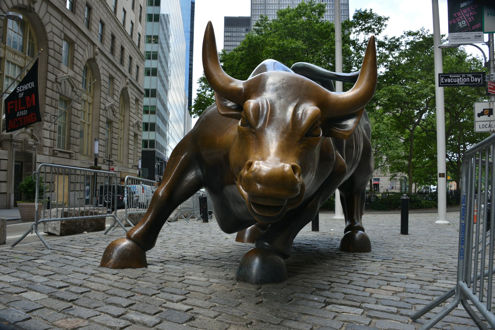 Wall Street bull statue, symbol of the public markets Anthropic is heading into